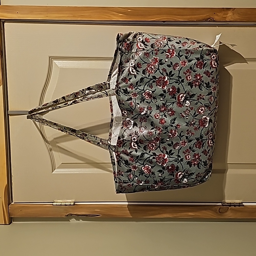 Thin‎ fabric large floral tote folds up small like a t shirt velvetey feel